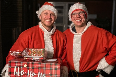 Twee-Kerstmannen-met-Cadeaus